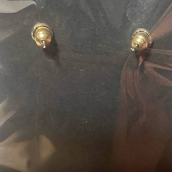 Swarovski stud earrings! Black pouch included. - Picture 3 of 4